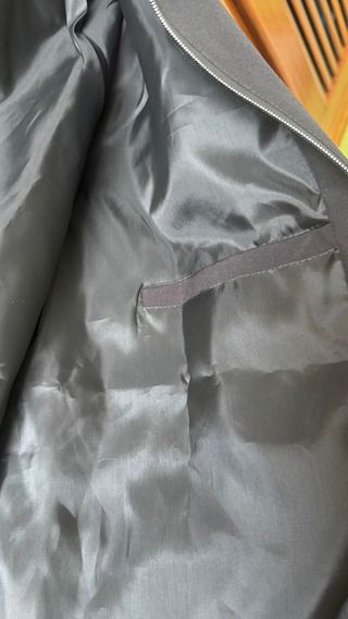 Cortavientos negro con capucha