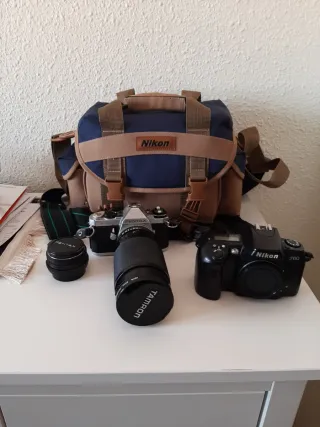 Due fotocamere, una Pentax e una Nikon