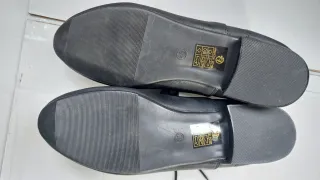 Zapatos C.M. PARIS bajos de cordones negros