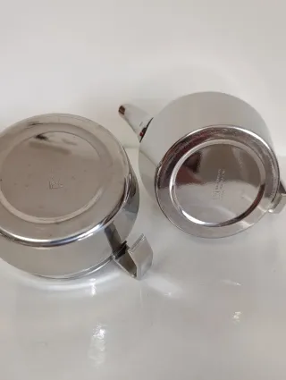 Teiera e zuccheriera in metallo