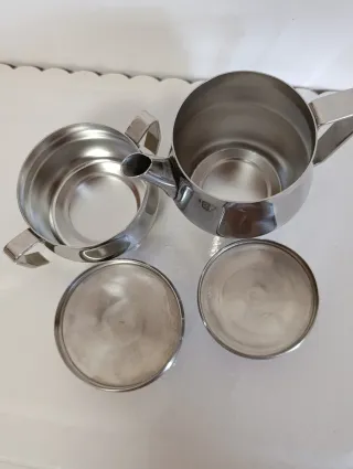 Teiera e zuccheriera in metallo