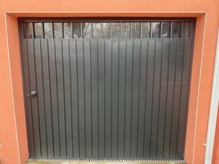 Puerta de garaje metálica cochera
