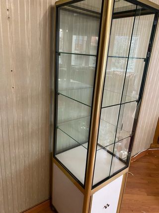 Vitrina alta dorada con puertas