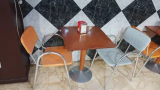 Sillas de metal y plástico naranja