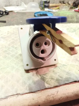 Toma de tensión externa azul