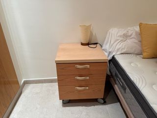 Mesita de noche de madera con ruedas