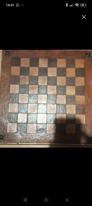 Tablero de ajedrez de madera y cuero
