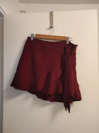 Falda corta roja con volantes