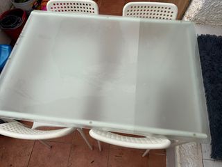 Mesa de cristal y 4 sillas