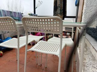 Mesa de cristal y 4 sillas