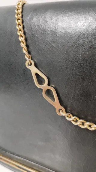 Bolso vintage negro cadena dorada