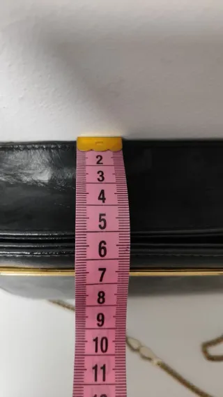 Bolso vintage negro cadena dorada