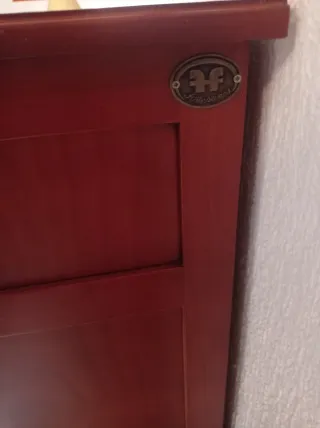 Aparador de madera con puertas de cristal