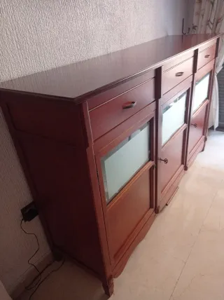 Aparador de madera con puertas de cristal