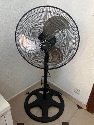 Ventilador de pie negro