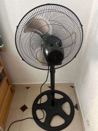 Ventilador de pie negro