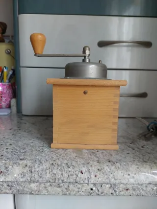 Molinillo café madera y metal antiguo