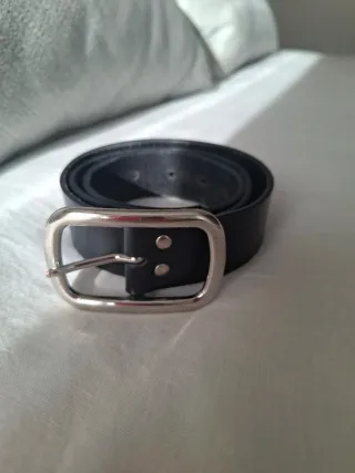 Cinturón de piel negro con hebilla plateada