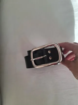 Cinturón de piel negro con hebilla plateada