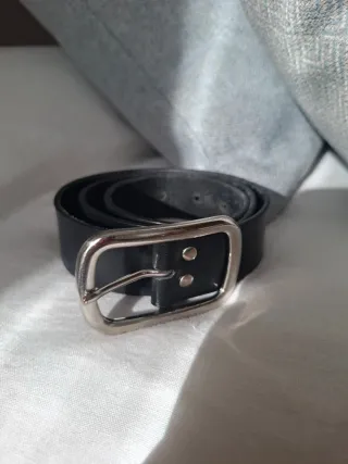 Cinturón de piel negro con hebilla plateada