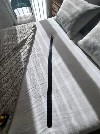 Cinturón de piel negro con hebilla plateada