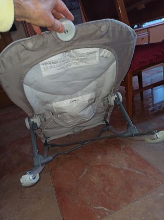 Mecedora infantil Chicco con diseño de perro.