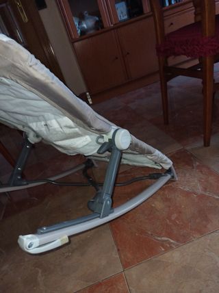 Mecedora infantil Chicco con diseño de perro.