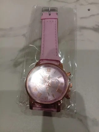 Reloj de pulsera rosa y dorado