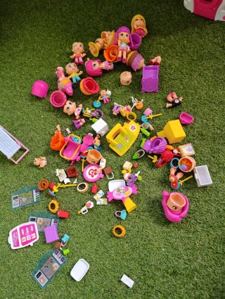 Pinypon. Casa más ambulancia y muchos muñecos