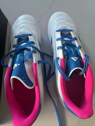 Botas de futbol Adidas Goletto a estrenar de niña.