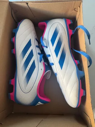 Botas de futbol Adidas Goletto a estrenar de niña.