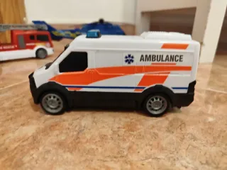 Ambulancia, helicóptero y camión de bomberos.