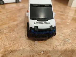 Ambulancia, helicóptero y camión de bomberos.