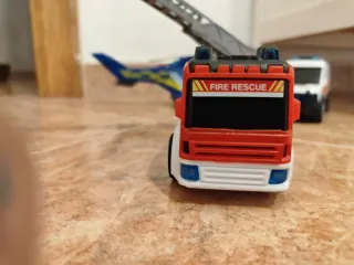 Ambulancia, helicóptero y camión de bomberos.