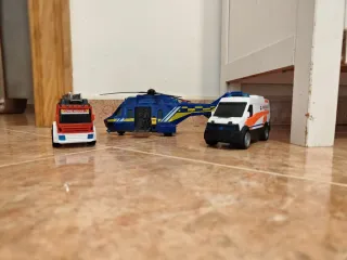 Ambulancia, helicóptero y camión de bomberos.