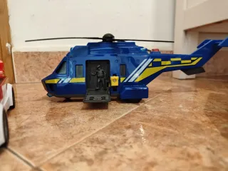 Ambulancia, helicóptero y camión de bomberos.