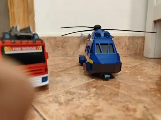 Ambulancia, helicóptero y camión de bomberos.