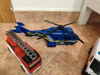 Ambulancia, helicóptero y camión de bomberos.