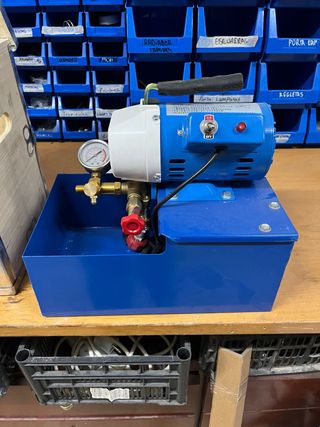 Bomba presion eléctrica con manómetro