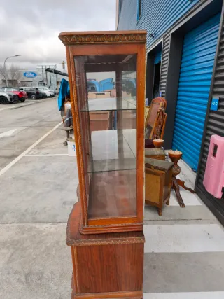 Vitrina en perfecto estado llave original