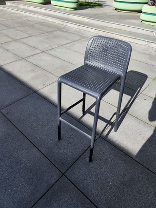 Taburetes apilables grises