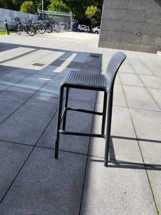 Taburetes apilables grises