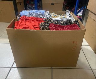 Lote de ropa de segunda mano de 100 a 250 prendas