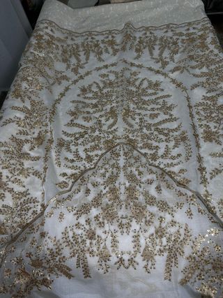 Manteletas doradas bordadas