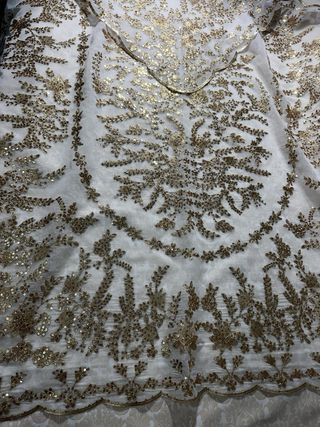 Manteletas doradas bordadas