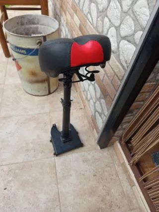 Sillín de un patinete ancho y cómodo