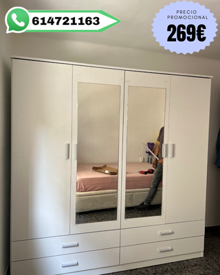 Armario blanco de madera con puertas de espejo