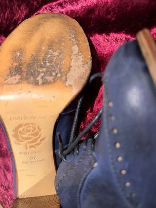 Zapatos de tacón azul y marrón