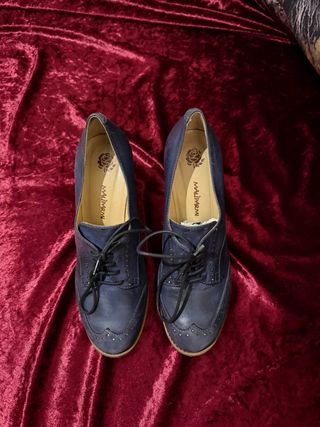 Zapatos de tacón azul y marrón