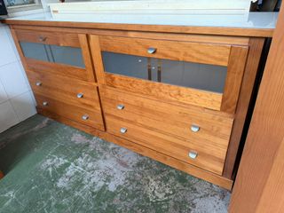 Aparador de madera con puertas de cristal